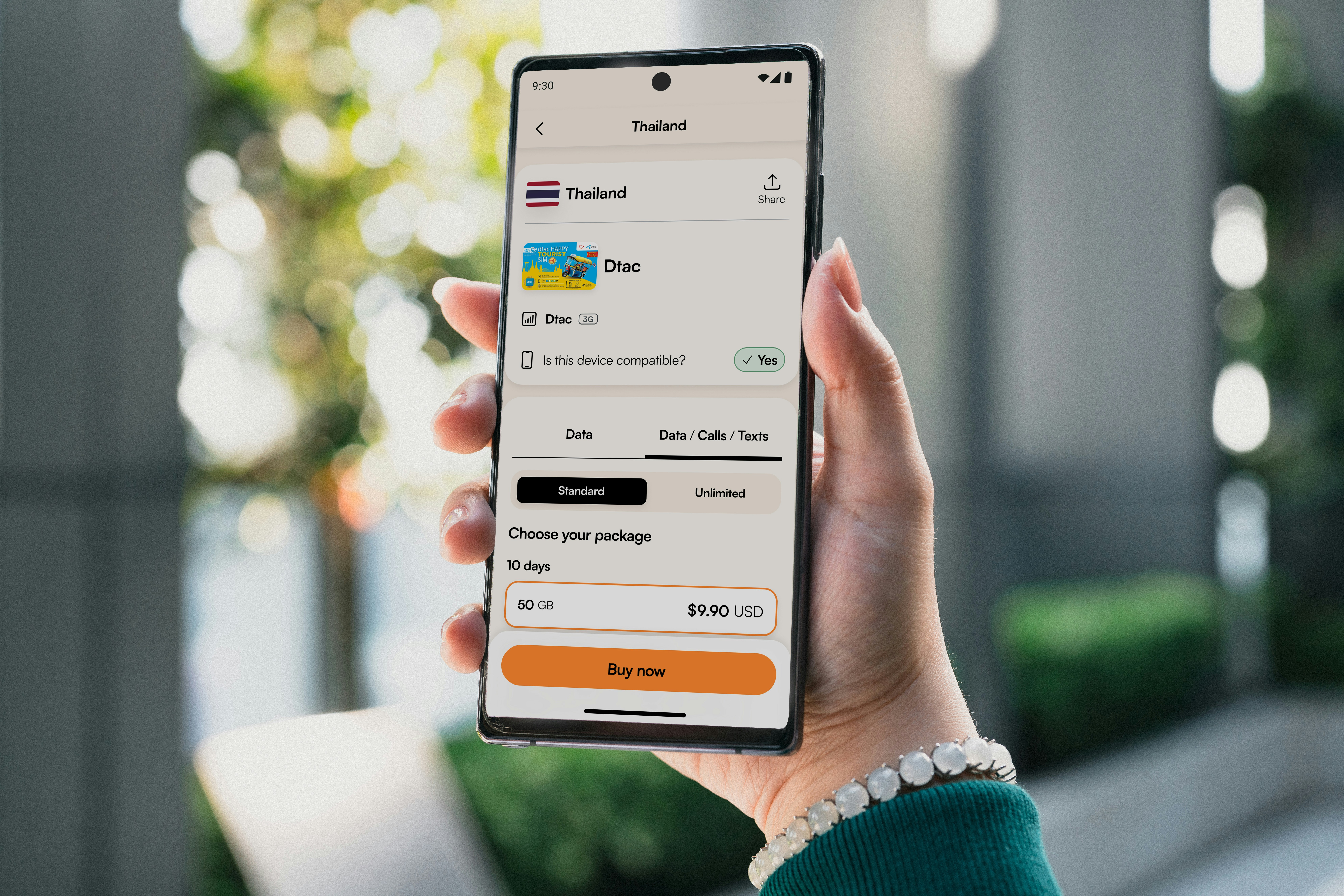 Handy mit eSIM-Reiseangebot in einer App