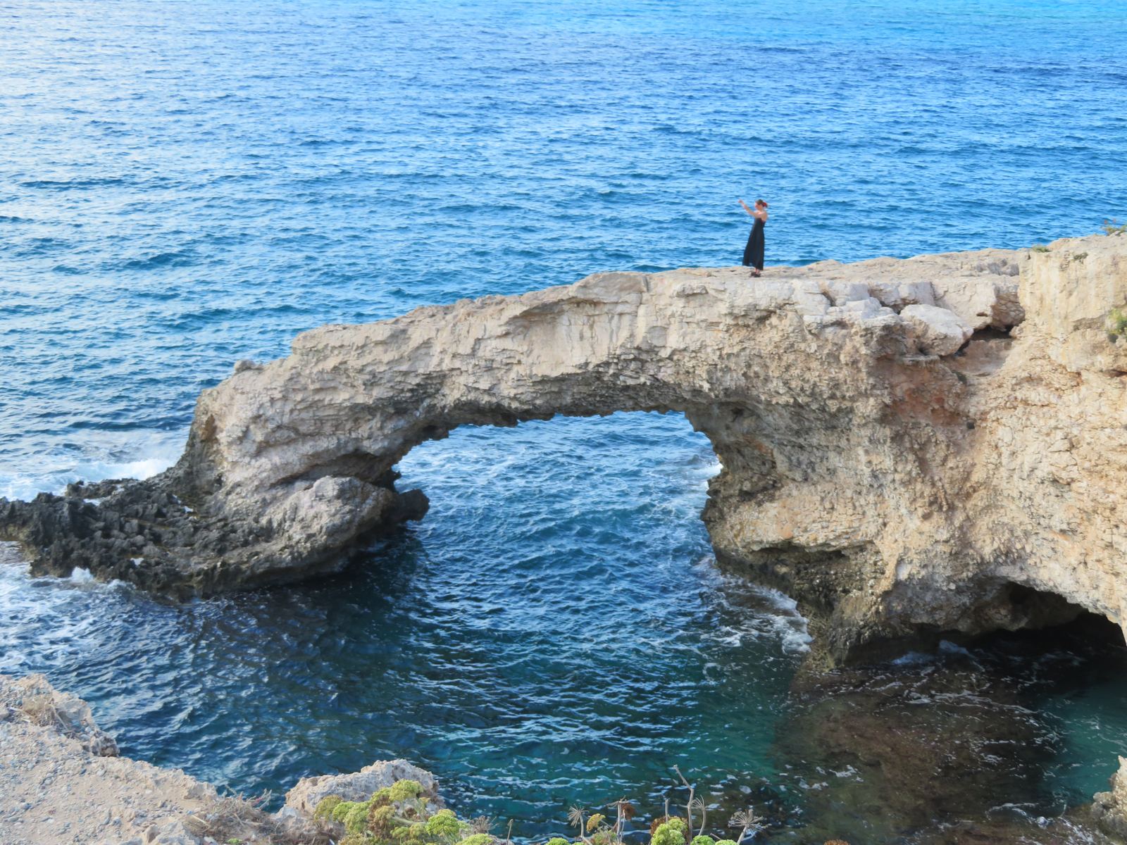 Person auf dem Felsbogen der Love Bridge