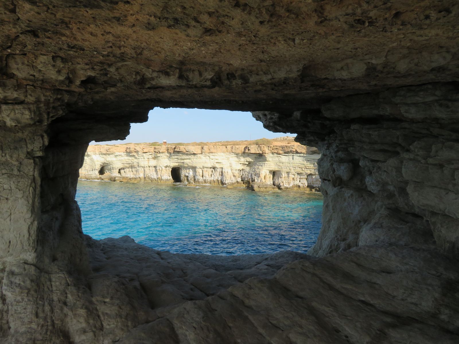 Blick durch eine Felsformation bei Cape Greko