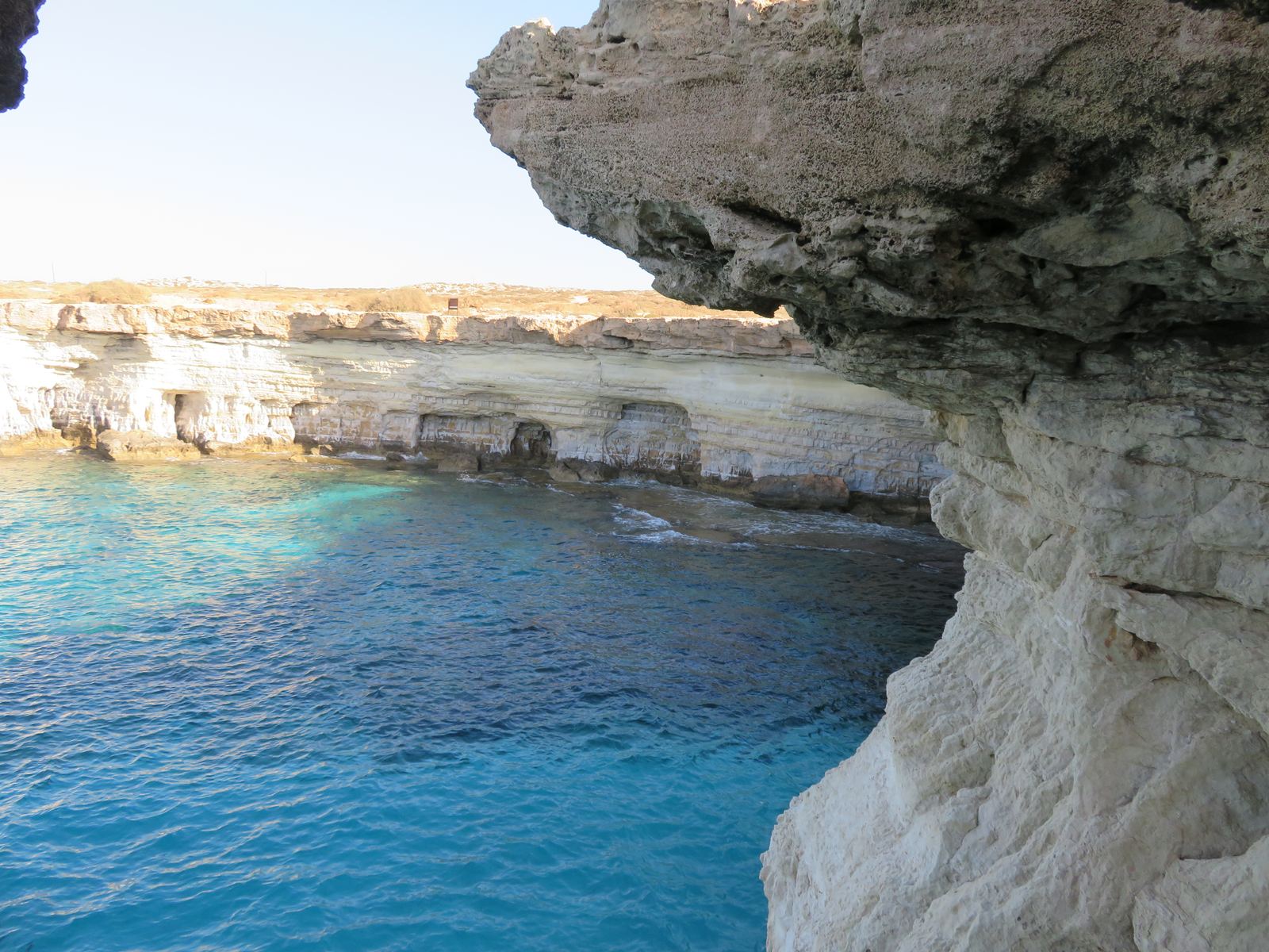 Türkisfarbenes Wasser in einer Felsbucht bei Cape Greko