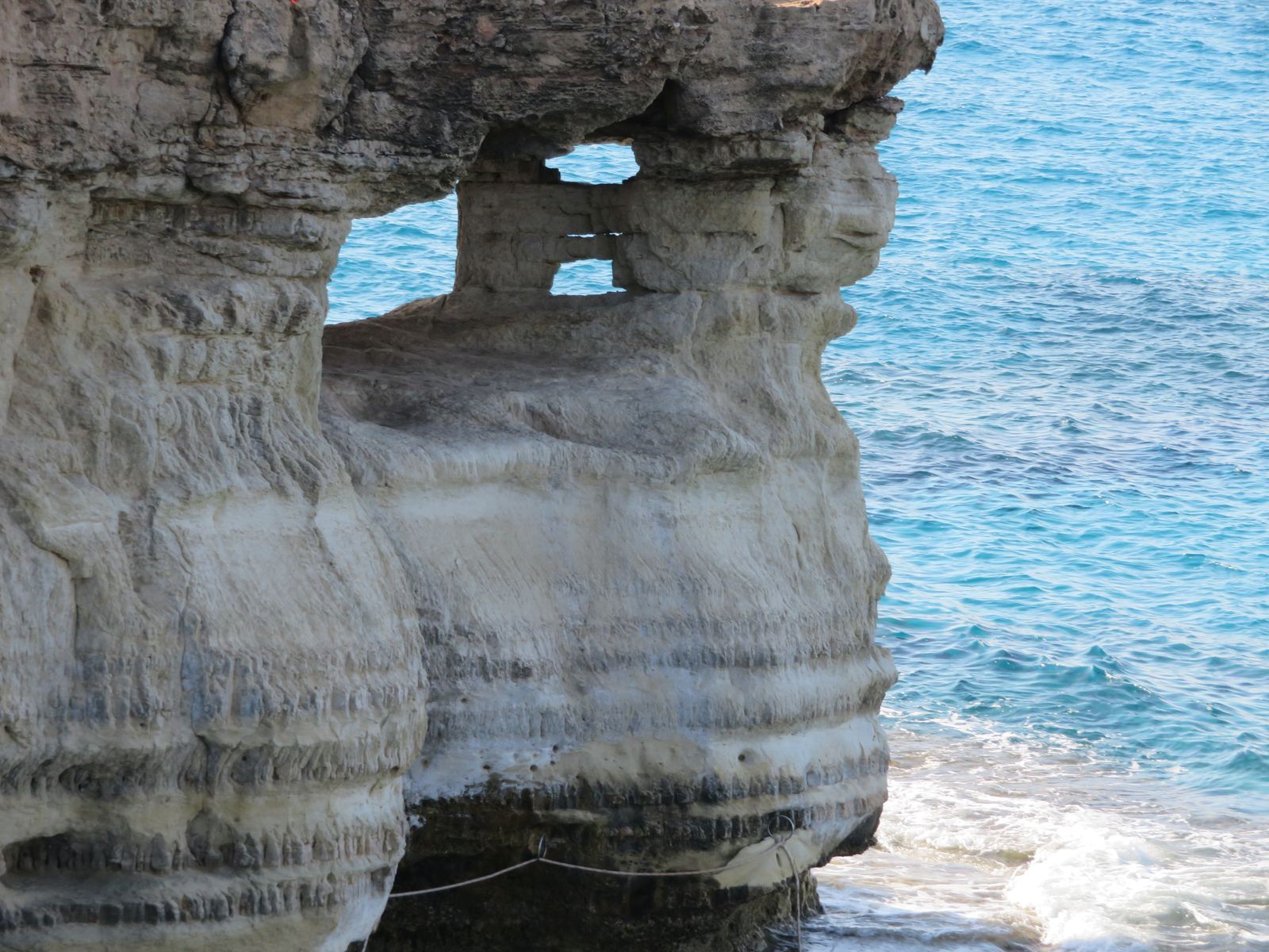 Felsküste mit Höhlen bei Cape Greko