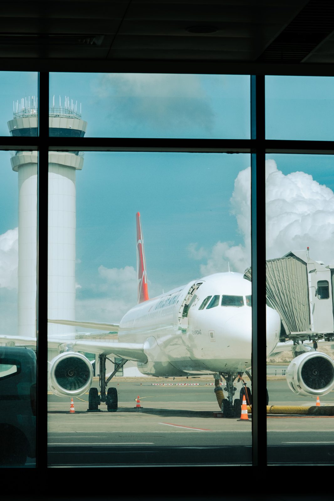 Blick auf das Rollfeld vom Flughafen-Terminal aus