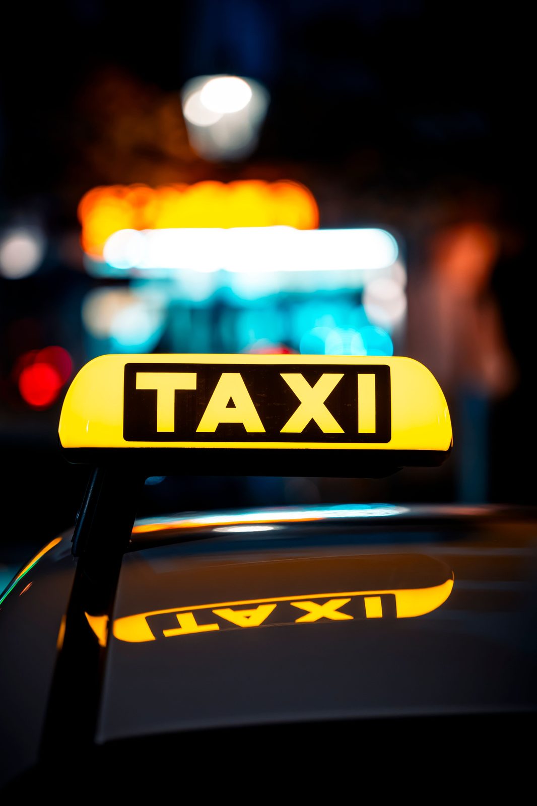 Taxischild bei Nacht
